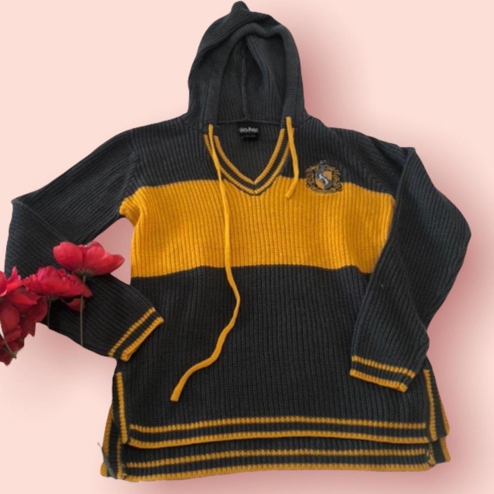 NWOT Harry Potter Hooded Hufflepuff Sweater ⚡️